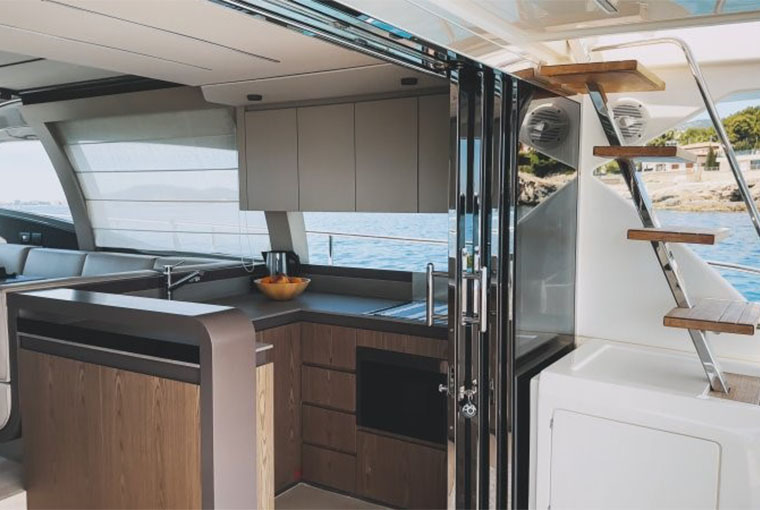 Ferretti Yachts 550 